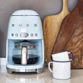 macchina caffe con filtro azzurro lucido composizione