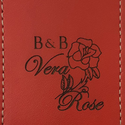 portascheda-hotel-pelle-rossa-personalizzata