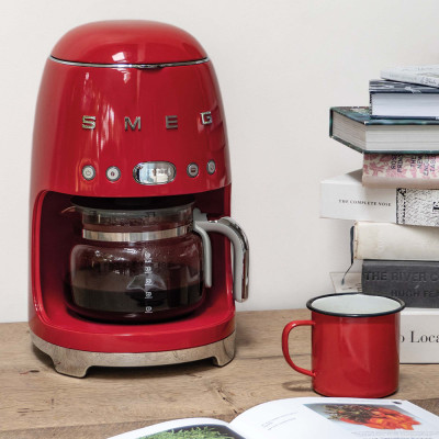 macchina caffe con filtro rosso lucido composizione