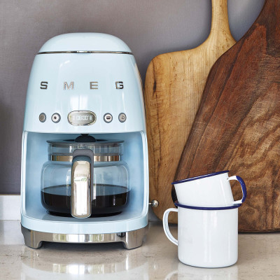 macchina caffe con filtro azzurro lucido composizione
