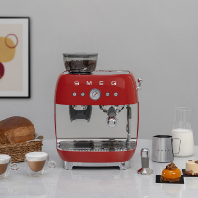 macchina caffe con macinacaffe rosso lucido composizione