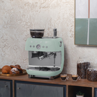 macchina caffe con macinacaffe verde lucido composizione