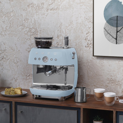 macchina caffe con macinacaffe azzurro lucido composizione