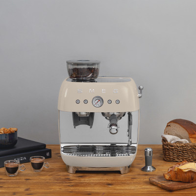 macchina caffe con macinacaffe panna lucido composizione