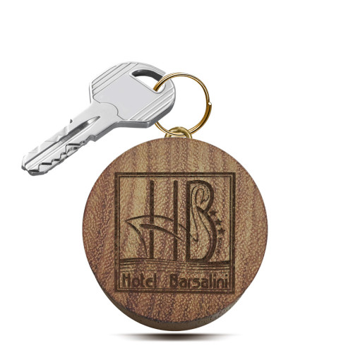 portachiavi-legno-ottone-hotel-personalizzato
