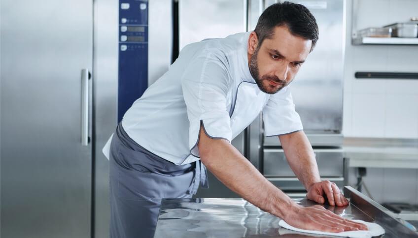 cuoco pulisce piano di lavoro1